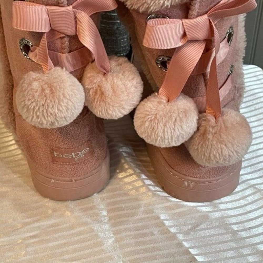 ⭐️⭐️Bebe Girls Size 2 Microfiber Boot with rhinestones and sequins on the back.
